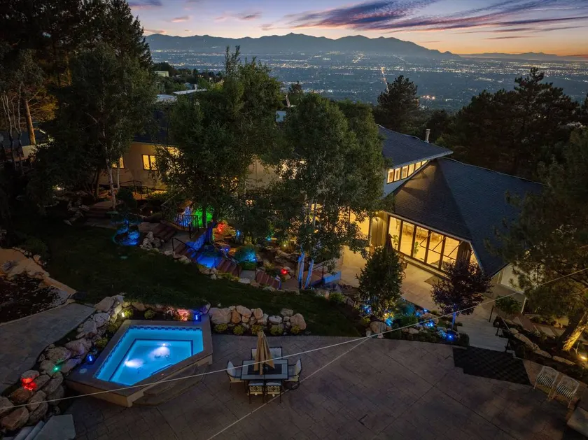 Exclusive Luxury Resort: Heated Pool & Pickleballs - Image 1