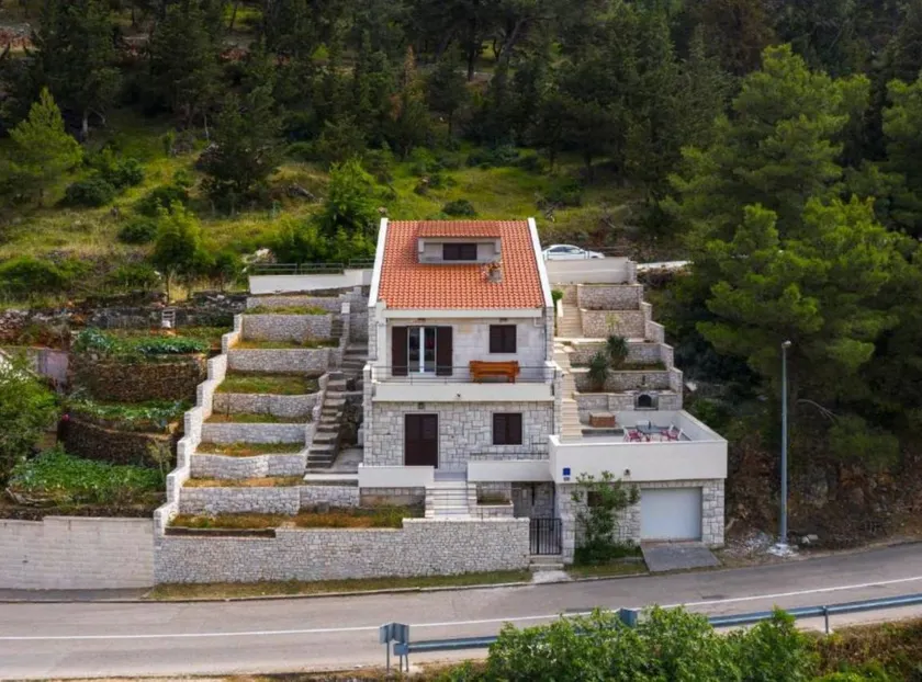 Fully equipped charming house with barbecue, garden & terrace - Image 1