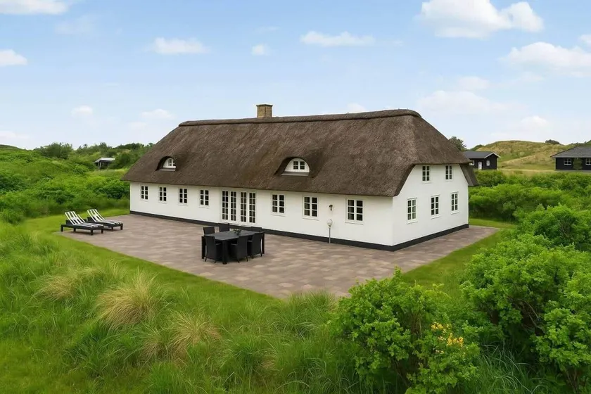 Holiday home with BBQ, hot tub & terrace - Image 1