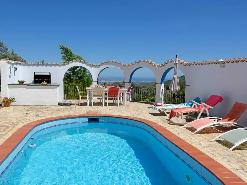 Fully equipped house with terrace, garden & barbeque | Pets allowed - Image 1