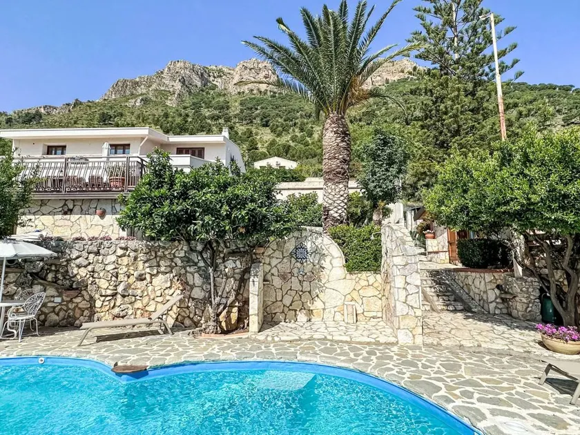 Spacious Apartment With Communal Pool Near the Sea - Image 1
