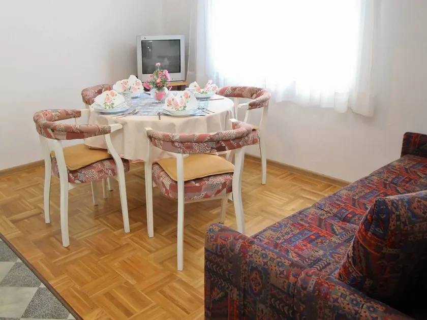 Lovely apartment with BBQ, terrace & garden | Sea view - Image 1