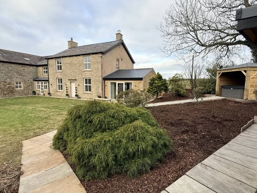 Family-oriented wonderful cottage with garden & jacuzzi | Pet-friendly - Image 1