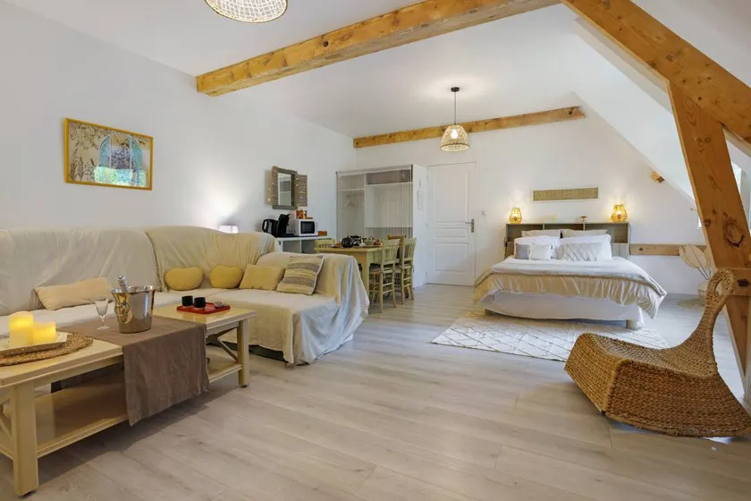 Maraval – Cozy air-conditioned suite in a private home with garden and pool access in Périgueux - Image 1