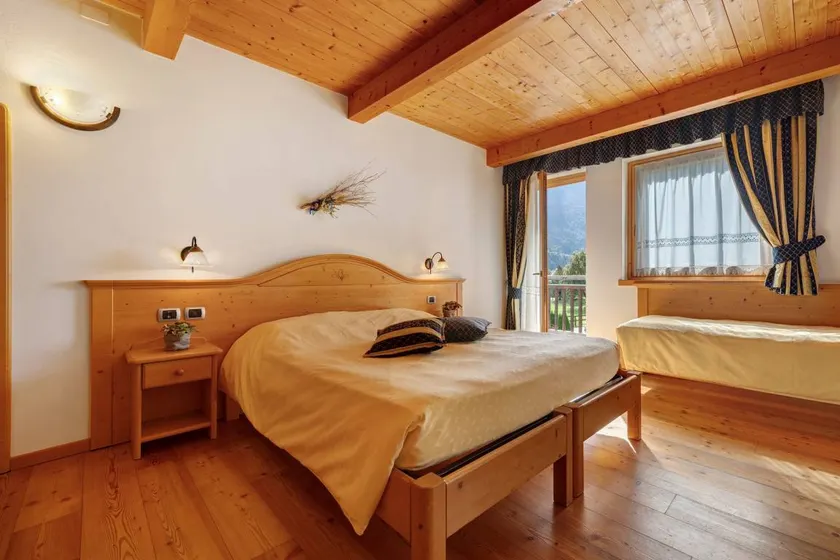 Room 'Camera Tripla N 2' with Mountain View, Shared Garden and Wi-Fi - Image 1