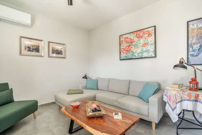 Rose Garden Home Apartment with Balcony, Wi-Fi, and Air Conditioning - Image 1