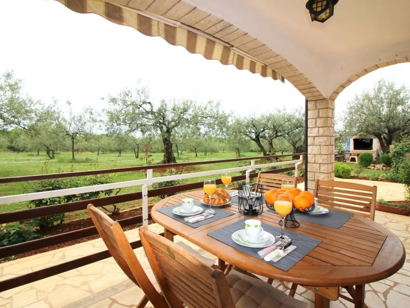 Holiday apartment with garden, barbeque & terrace - Image 1