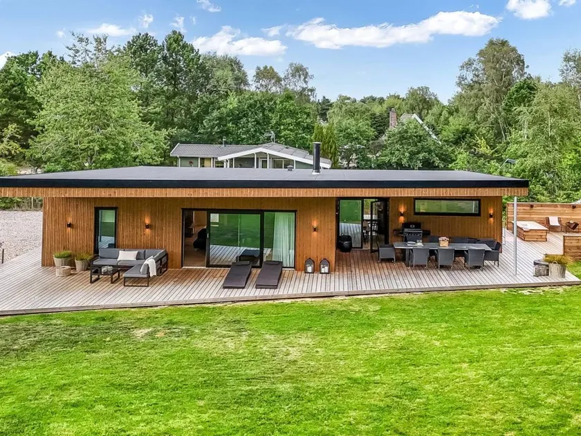 Holiday home with barbecue & terrace - Image 1