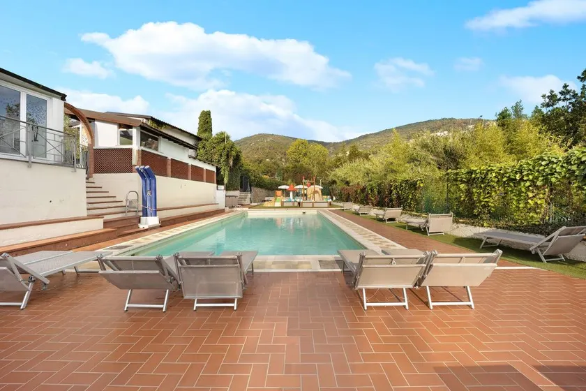 Mobil-home avec jardin, terrasse et piscine | Vue jardin - Image 1