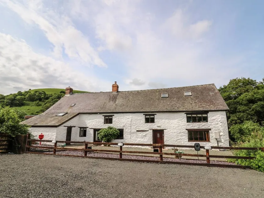 Family-oriented lovely cottage with jacuzzi & garden | Pets are welcome - Image 1