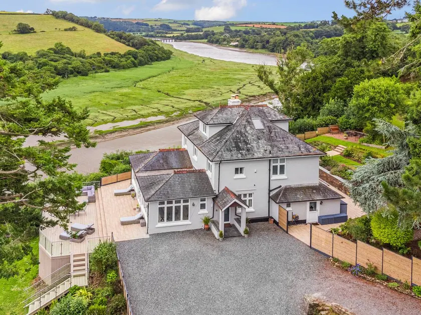Cottage with BBQ, garden & hot tub | Beach view - Image 1