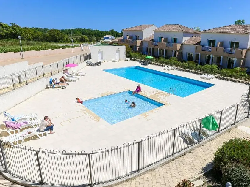 Holiday apartment with pool - Image 1