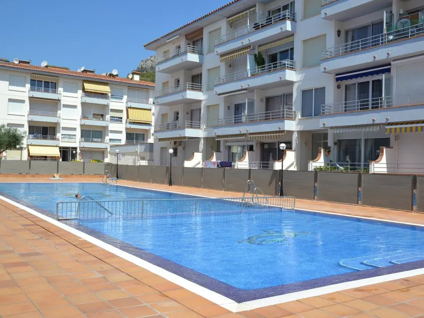 Flat with pool - Image 1