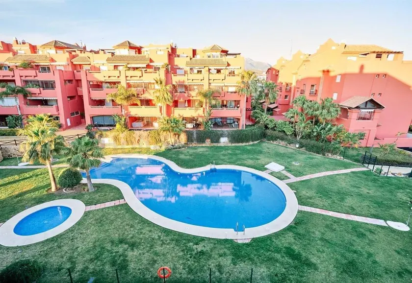 Maison entièrement équipée avec piscine, jardin et internet haut débit | Vue mer | Proche de la plage - Image 1