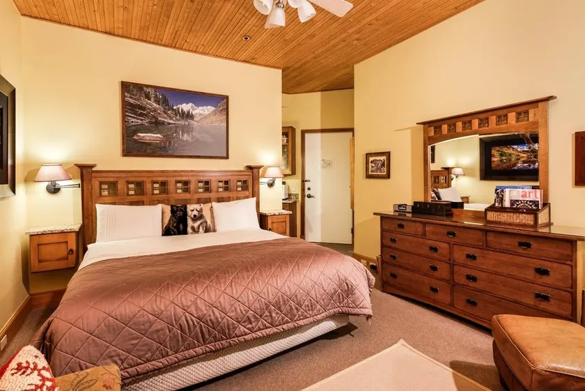 Independence Square Unit 309 | Downtown Hotel Room with A/C in Aspen, Wet Bar & More - Image 1