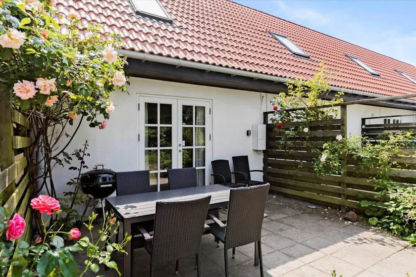 Holiday home with terrace & barbecue | Sea view | Next to the beach - Image 1