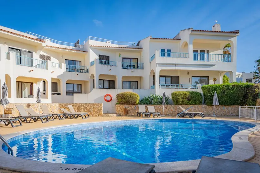 Appartement avec jardin, internet haut débit et piscine chauffée | Vue jardin - Image 1