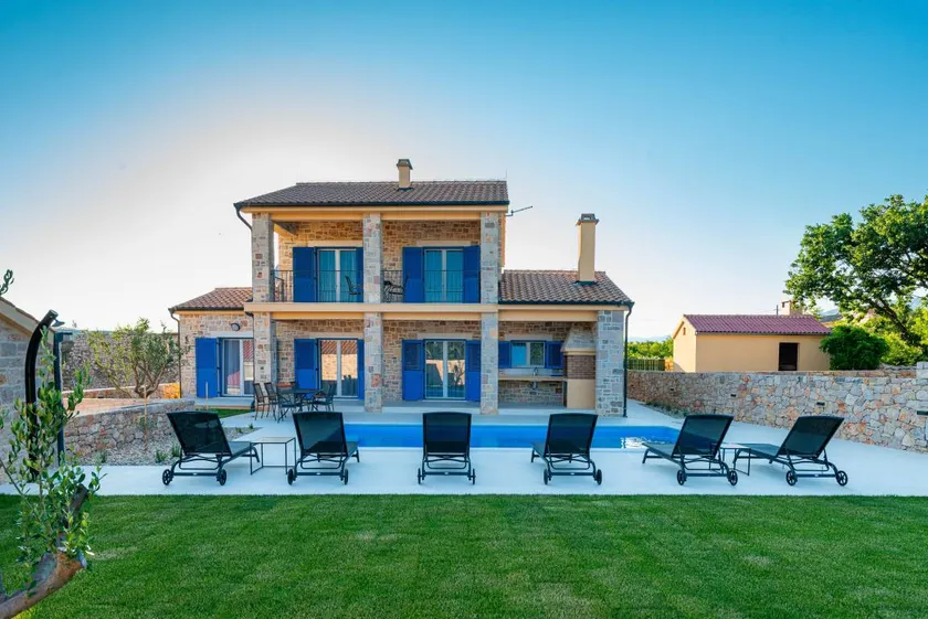 Family-oriented villa with barbecue - Image 1