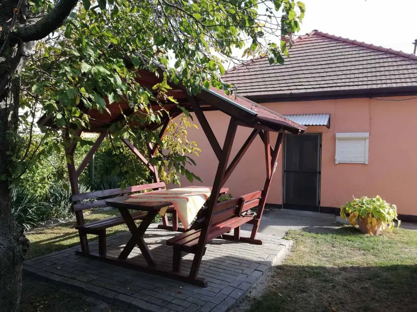 House with barbecue & garden - Image 1