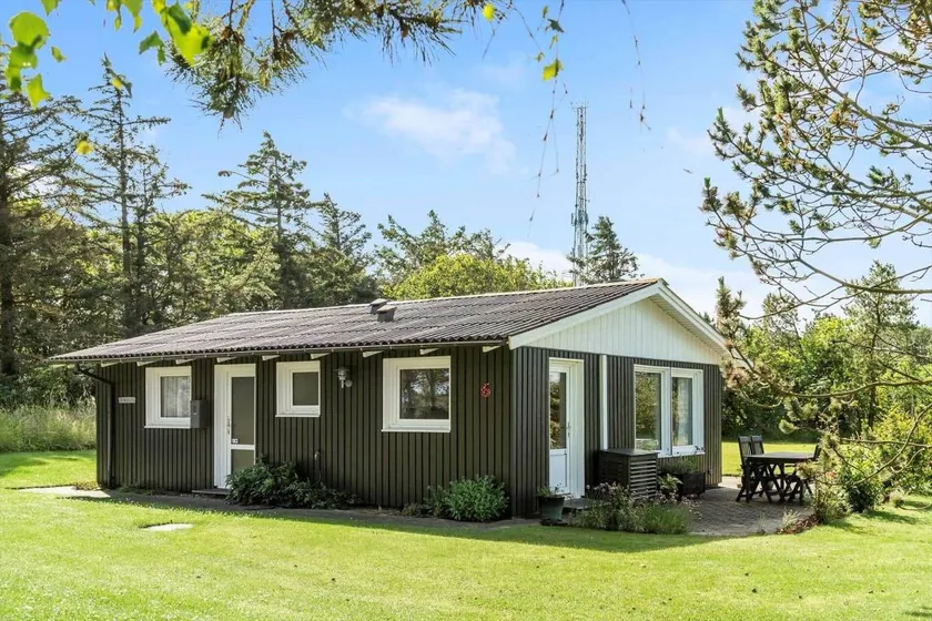 Holiday home with BBQ & terrace - Image 1