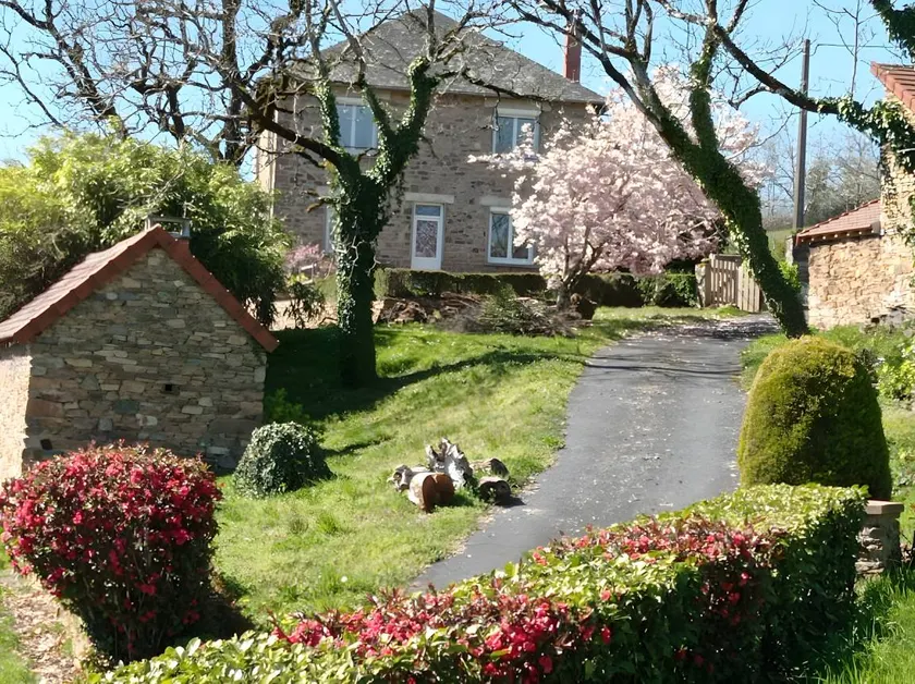 Fully Renovated Cottage in Basse Corrèze, Sleeps 8, Quiet and Scenic - Image 1
