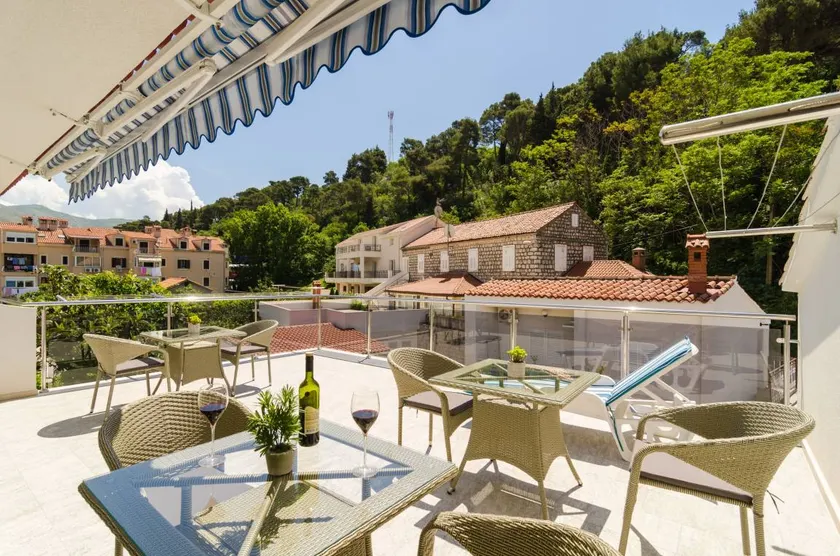 Dedicated room with terrace | Garden view - Image 1