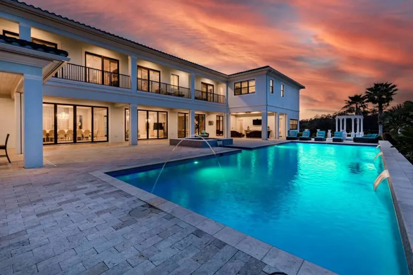 Villa avec jacuzzi, piscine privée et jardin - Image 1
