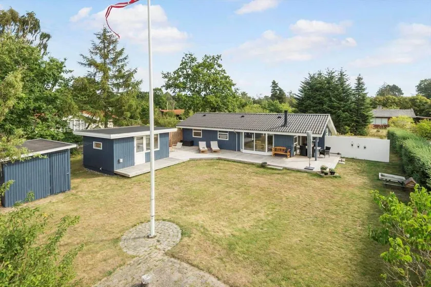 House with hot tub & terrace - Image 1