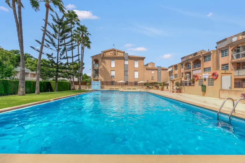 Apartment with pool, terrace & garden - Image 1