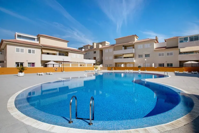Appartement de vacances avec piscine, internet haut débit et terrasse | Vue ville - Image 1