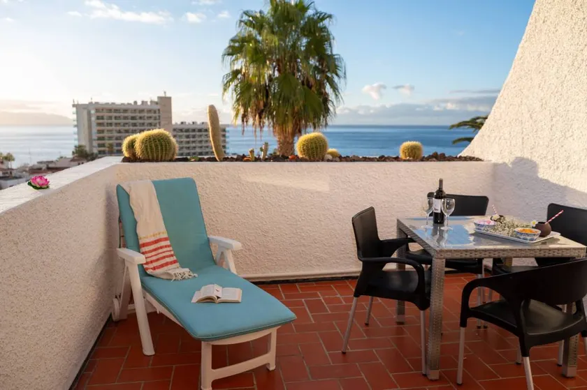 Vacation Apartment 'James Sun' with Sea View, Private Terrace and Wi-Fi - Image 1