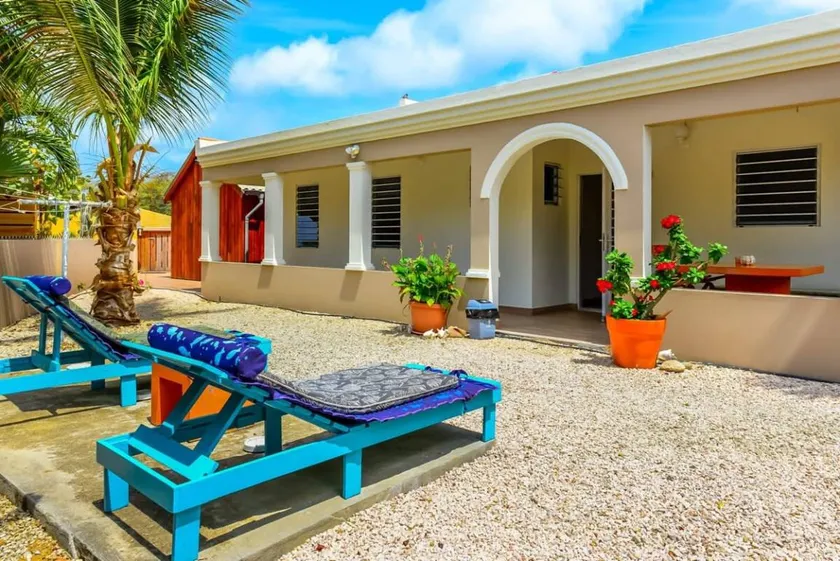 Apartment with garden & pool - Image 1