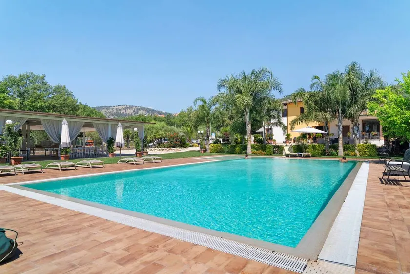 Room 'Quadrupla' with Shared Pool, Wi-Fi and Air Conditioning - Image 1