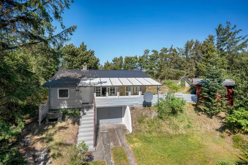 Holiday home with terrace - Image 1