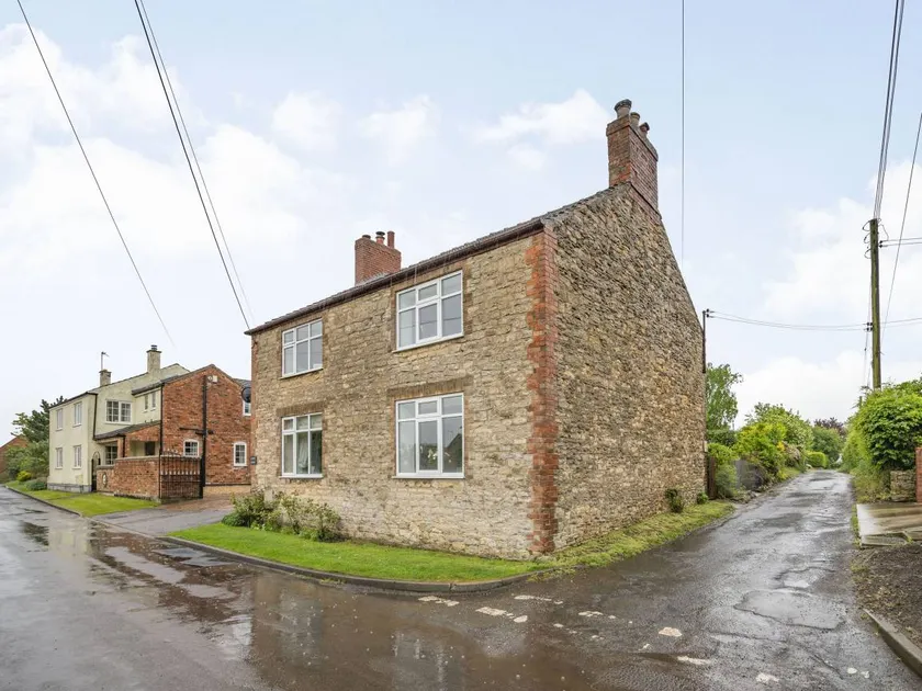 Cottage with garden & BBQ | River view - Image 1