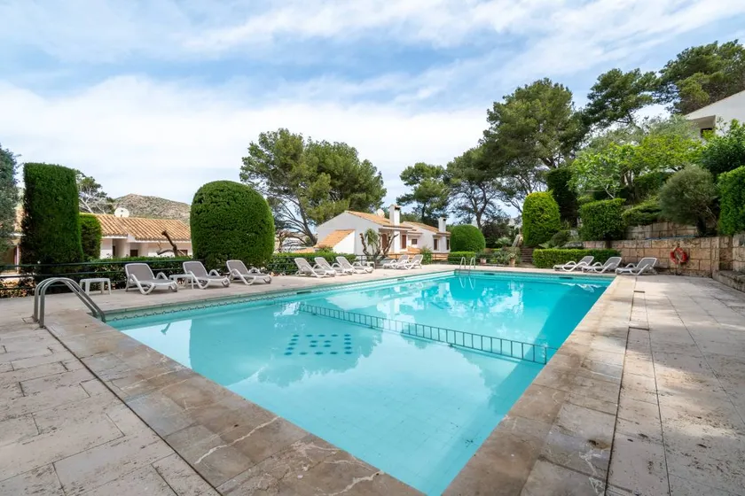 Appartement entièrement équipé avec piscine, internet haut débit et terrasse | Vue montagne | Proche de la plage | Parfait pour le travail à distance - Image 1