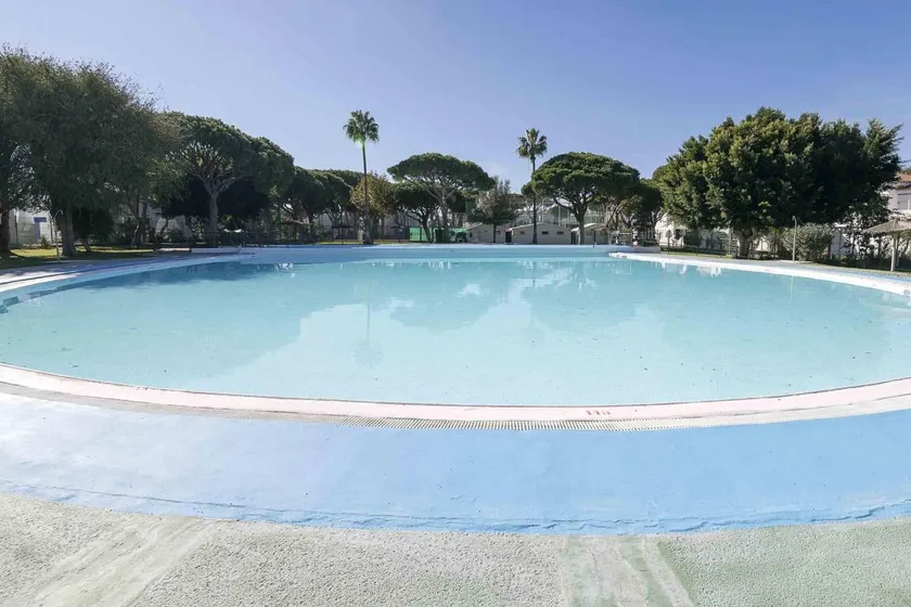 Holiday apartment with pool & terrace - Image 1