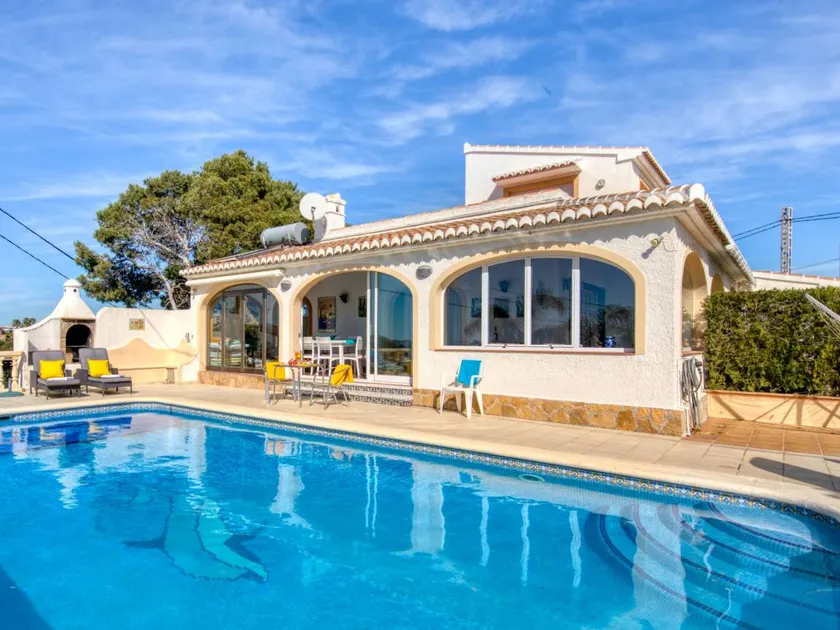 Fully equipped house with private pool, BBQ & terrace | Sea view | Pet-friendly - Image 1