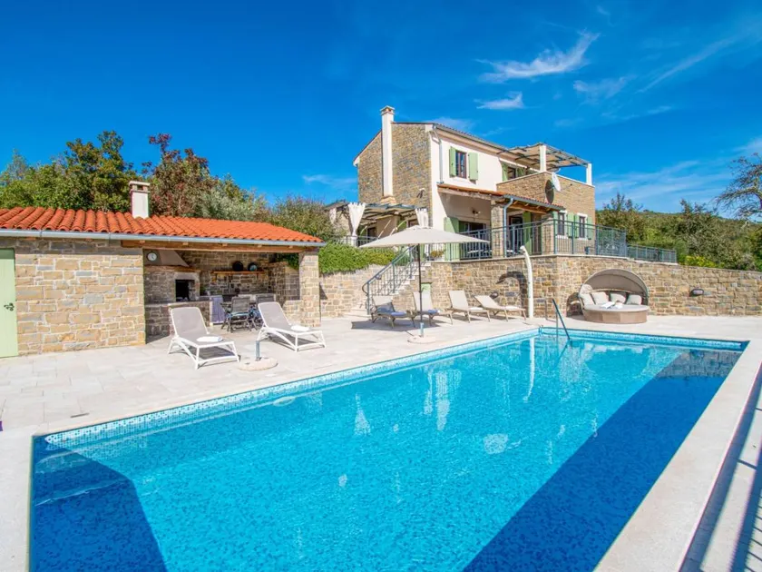 Fully equipped house with terrace, garden & private pool | Pets allowed - Image 1