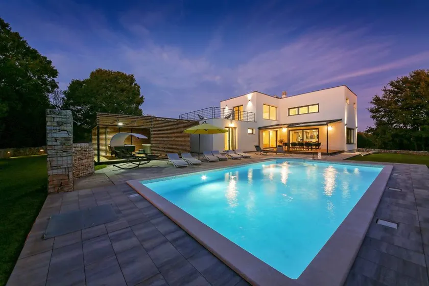 Lush Villa in Belavici With Pool & High-end Kitchen - Image 1