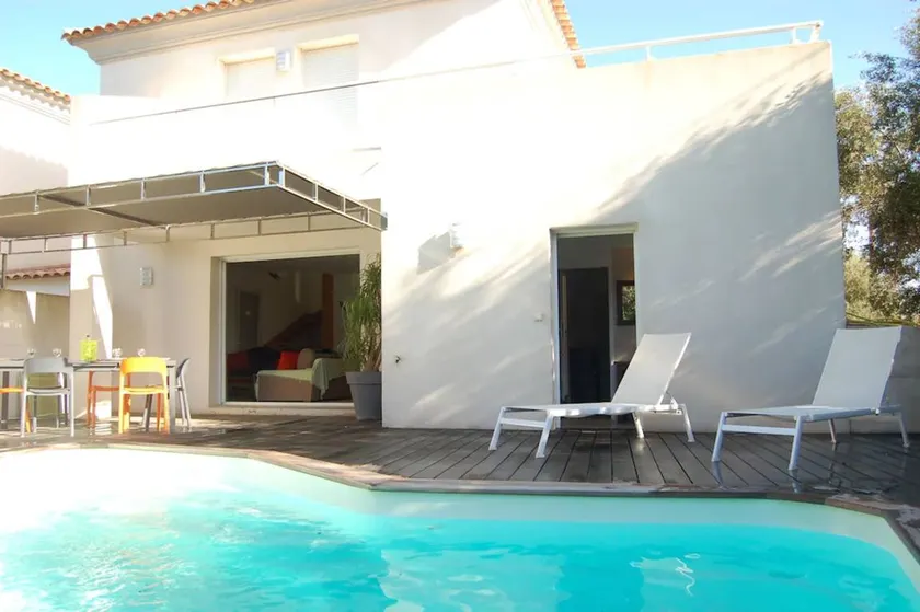 Villa avec jardin, piscine et terrasse | Vue jardin - Image 1