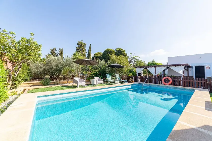 House with barbeque, terrace & private pool | Garden view - Image 1
