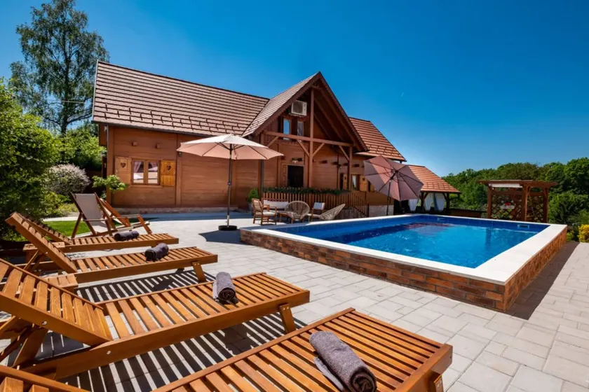 Casa vacacional con piscina privada, jardín y terraza | Vistas a la montaña - Image 1