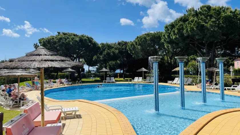Appartement avec piscine et jardin - Image 1