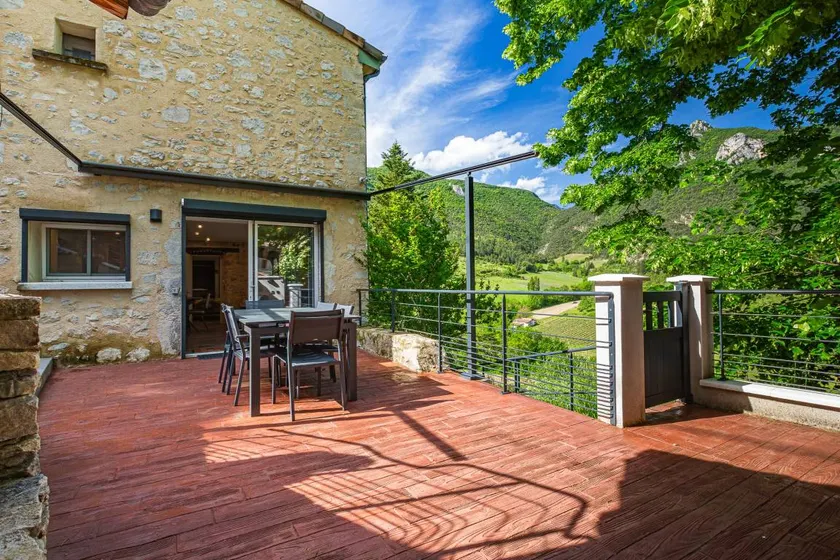 Gîte Drôme Cresta with Mountain View, Private Terrace, and Wi-Fi - Image 1
