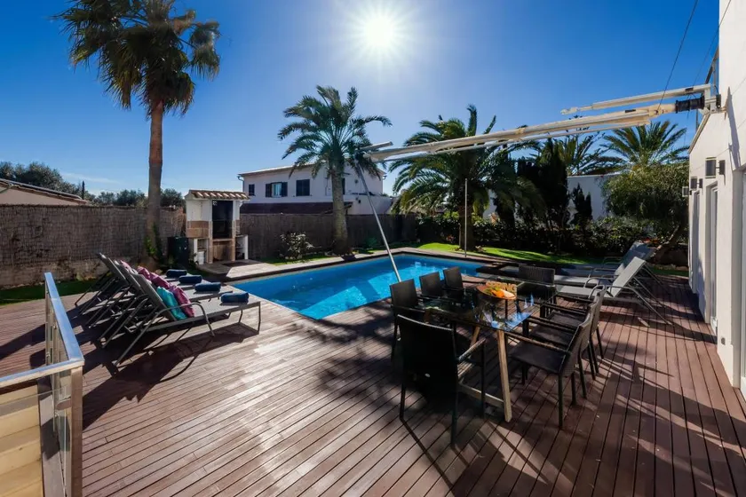 Villa with garden, terrace & private pool | Suitable for remote work - Image 1