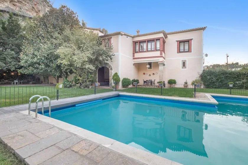 Beautiful cottage with garden, pool & barbeque - Image 1