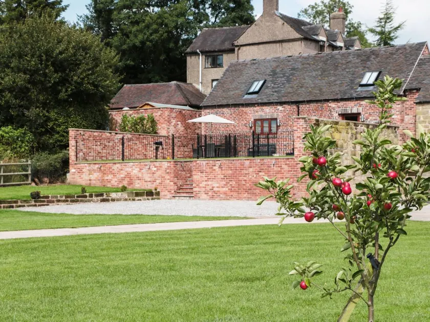Cottage with terrace, jacuzzi & garden - Image 1