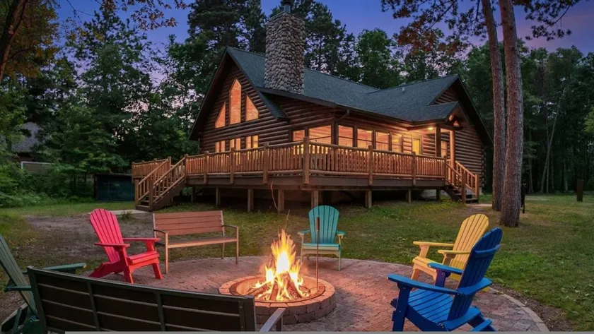 Lakeside Lodge-sleeps 14 I Firepit Kayak Bikes - Image 1