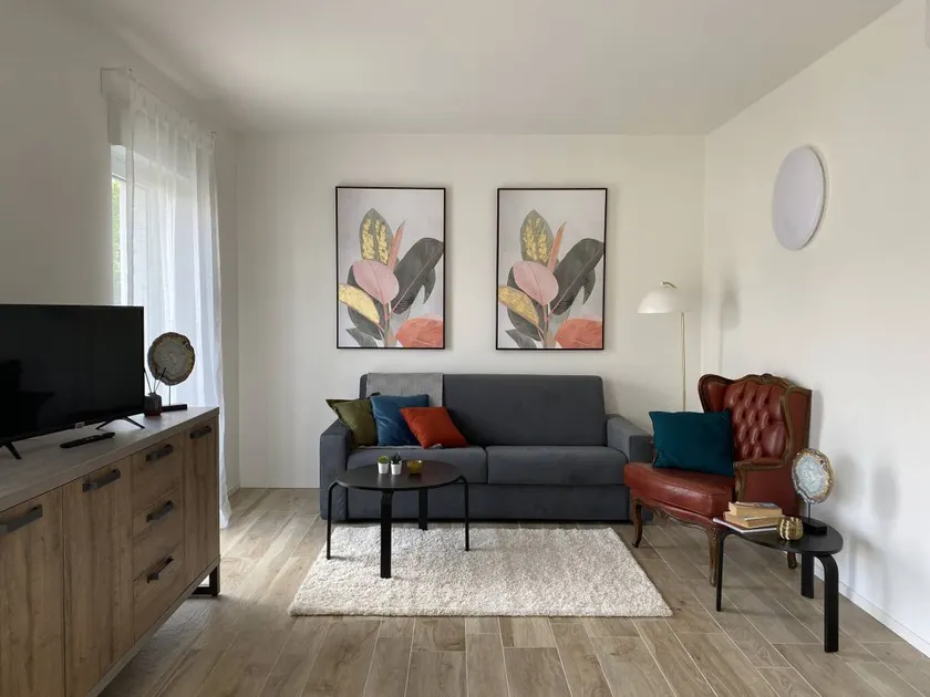 Apartment with garden | City view - Image 1